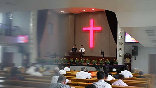 【서울=뉴시스】기독교 교회 십자가를 철거해 물의를 빚었던 중국 저장성(浙江) 정부 당국이 이번에는 교회에 테러감시 핑계로 폐쇄회로(CC)TV를 강제로 설치하면서 종교탄압 논란이 다시 확산되고 있다. 3일 홍콩 영자지 사우스차이나모닝포스트(SCMP)는 저장성 지방 정부가 지난해 말 원저우(溫州) 교회들에 공문을 보내 대테러와 보안을 위해 1월 춘제(중국 설) 전까지 모든 교회에 감시카메라를 설치하라는 지시를 하달했다면서 이같이 보도했다. 저장성의 한 교회 예배 중인 모습.&nbsp; 