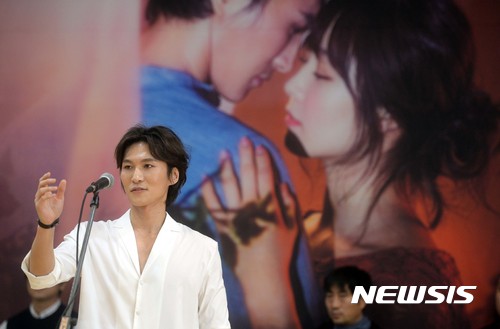 【서울=뉴시스】조성봉 기자 = 로버트 역의 배우 박은태가 3일 오후 서울 중구 충무아트센터에서 열린 뮤지컬 ‘매디슨카운티의 다리’ 연습공개행사에서 멋진 무대를 선보이고 있다. ‘매디슨 카운티의 다리‘는 예고 없이 찾아온 사랑 앞에서 아내이기도 하지만 동시에 여자이고도 싶었던 프란체스카와 사랑하는 여자의 선택을 끝까지 존중하는 로버트의 가슴 시린 사랑을 그린 뮤지컬이다. 2017.04.03. suncho21@newsis.com