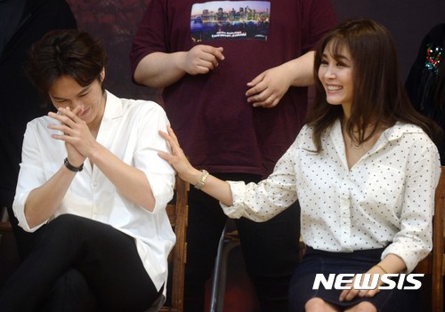 【서울=뉴시스】조성봉 기자 = 로버트 역의 배우 박은태(왼쪽)와 프란체스카 역의 옥주현이 3일 오후 서울 중구 충무아트센터에서 열린 뮤지컬 ‘매디슨카운티의 다리’ 연습공개행사에서 웃음을 터뜨리고 있다. ‘매디슨 카운티의 다리‘는 예고 없이 찾아온 사랑 앞에서 아내이기도 하지만 동시에 여자이고도 싶었던 프란체스카와 사랑하는 여자의 선택을 끝까지 존중하는 로버트의 가슴 시린 사랑을 그린 뮤지컬이다. 2017.04.03. suncho21@newsis.com