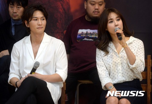 【서울=뉴시스】조성봉 기자 = 프란체스카 역의 배우 옥주현(오른쪽)이 3일 오후 서울 중구 충무아트센터에서 열린 뮤지컬 ‘매디슨카운티의 다리’ 연습공개행사에서 취재진의 질문에 답변하고 있다.왼쪽은 로버트 역의 배우 박은태. ‘매디슨 카운티의 다리‘는 예고 없이 찾아온 사랑 앞에서 아내이기도 하지만 동시에 여자이고도 싶었던 프란체스카와 사랑하는 여자의 선택을 끝까지 존중하는 로버트의 가슴 시린 사랑을 그린 뮤지컬이다. 2017.04.03. suncho21@newsis.com