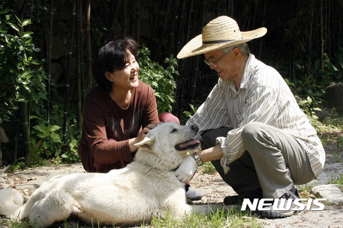 【서울=뉴시스】김진아 기자 = 문재인 전 더불어민주당 대표가 3일 오후 서울 고척스카이돔에서 열린 대선후보 선출 수도권-강원 순회투표에서 39만9934표(60.4%)를 얻어 누적투표수에서 과반수 득표를 달성, 더불어민주당 19대 대통령선거 후보에 선출됐다. 사진은 문 후보가 부인 김정숙씨, 반려견과 함께 있는 모습. 2017.04.03. (사진=문재인캠프 제공)&nbsp; photo@newsis.com&nbsp; 