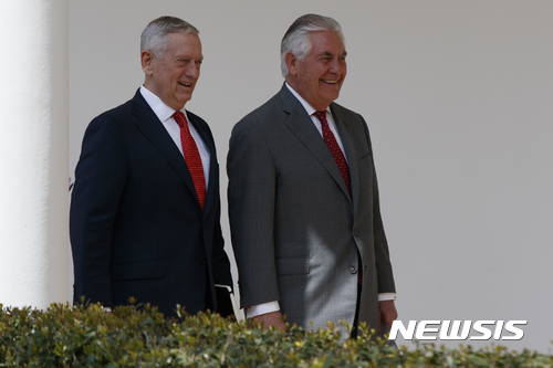 【워싱턴 = AP/뉴시스】 = 백악관에서 3일 도널드 트럼프 대통령, 압델 파타 알시시 이집트 대통령과 함께 오찬을 마친 렉스 틸러슨 미 국무장관(오른쪽)이 짐 매티스 국방장관과 함께 걸어나오고 있다. 