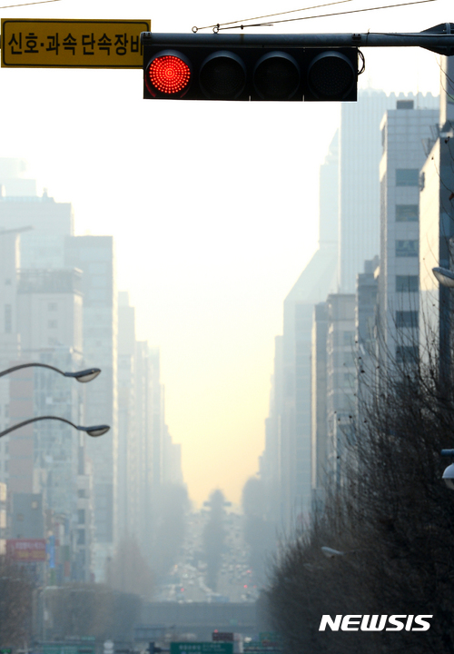 [서울=뉴시스]권현구 기자 = 하늘이 차츰 맑아진다는 뜻을 지닌 청명을 맞은 지난 2017년 4월4일 오전 서울 도심이 뿌옇게 보이고 있다. 2017.04.04. stoweon@newsis.com