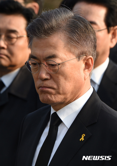 【서울=뉴시스】강종민 기자 = 더불어민주당 문재인 대선후보가 4일 오전 서울 동작구 국립서울현충원 현충탑 참배를 하고 있다. 2017.04.04.&nbsp; photo@newsis.com 