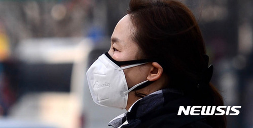 【서울=뉴시스】추상철 기자 = 절기상 청명이지만 미세먼지가 기승을 부린 4일 오전 서울 종로구 세종대로사거리에서 마스크를 두겹으로 쓴 시민이 출근을 하고 있다. 2017.04.04. scchoo@newsis.com