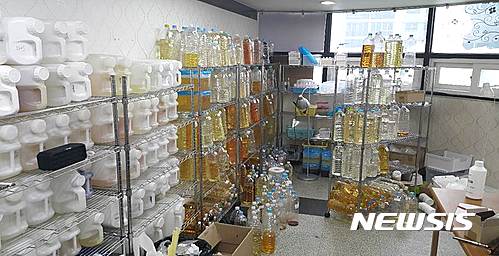 【부산=뉴시스】하경민 기자 = 부산경찰청 국제범죄수사대는 4일 6억대 중국산 전자담배 액상니코틴 원액을 수입해 허용 기준치를 초과한 고농도 용액을 제조해 시중에 유통한액상 니코틴 수입·제조·판매업체 대표 김모(48)씨를 화학물질관리법 위반 혐의로 불구속 입건했다고 밝혔다.&nbsp; 사진은 액상 니코틴 저장고의 모습. 2017.04.04. (사진=부산경찰청 제공)&nbsp; yulnetphoto@newsis.com