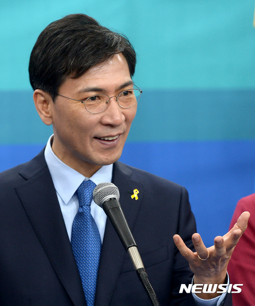【서울=뉴시스】이영환 기자 = 안희정 충남도지사가 4일 오전 서울 여의도 더불어민주당 브리핑룸에서 기자간담회를 하고 있다. 2017.04.04.&nbsp;&nbsp;&nbsp; 20hwan@newsis.com 