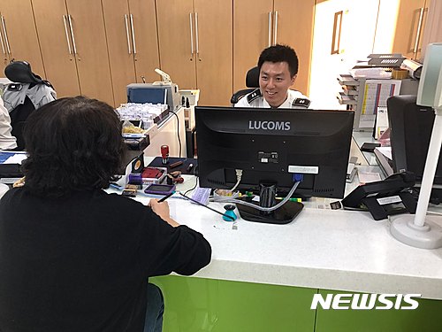 【천안=뉴시스】서정훈 기자 = 충남 천안서북경찰서(서장 김보상)가 맞벌이 부부와 직장인 등을 위해 올해부터 종합민원실 운영을 2시간 확대 운영에 나선 가운데 3일 오후7시께 경찰이 민원실을 방문한 시민의 업무를 처리하고 있다. 2017.04.04. (사진=천안서북경찰서 제공) photo@newsis.com