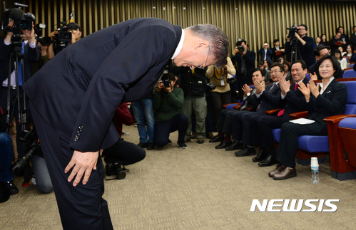 【서울=뉴시스】박영태 기자 = 문재인 더불어민주당 대선후보가 4일 오전 서울 영등포구 여의도 국회에서 진행된 의원총회에서 인사말을 위해 단상으로 나가며 인사를 하고 있다. 2017.04.04.&nbsp; since1999@newsis.com