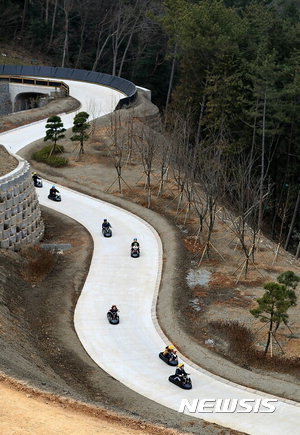 지난해 4월 국내 최초로 개장한 경남 통영 루지. (뉴시스 자료사진)
