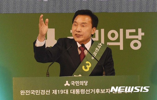 【대전=뉴시스】함형서 기자 = 국민의당 대선주자인 손학규 후보가 4일 오후 대전 중구 한밭체육관에서 열린 국민의당 제19대 대통령후보자 충청권역 경선 순회투표에서 정견발표를 하고 있다. 2017.04.04. foodwork23@newsis.com