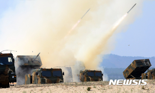 [고성(강원)=뉴시스]강원 고성군 송지호해변에서 육군 천무포대 장병들이 천무 로켓을 발사하고 있다. 2017.04.04. photo@newsis.com