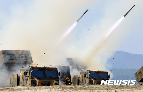 【서울=뉴시스】230㎜ 다연장 천무가 로켓을 발사하고 있다. (사진=뉴시스DB)