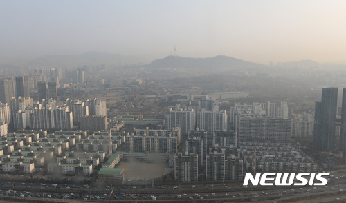 【서울=뉴시스】임태훈 기자 = '날이 풀리고 화창해진다'는 절기상 청명인 4일 오전 서울 상공에서 바라본 도심의 모습이 미세먼지로 인해 뿌옇다. 2017.04.04.&nbsp; taehoonlim@newsis.com