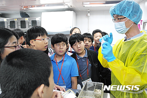 【성남=뉴시스】이정하 기자 = 가천대학교 과학영재교육원은 한국과학창의재단이 발표한 '2016년도 대학부설 과학영재교육원 연차평가'에서 최우수 S등급을 받았다고 4일 밝혔다. 사진은 가천대 과학영재교육원 학생들이 가천대 길병원을 방문해 현장학습을 하고 있는 모습이다. 2017.04.04 (사진=가천대 제공) photo@newsis.com