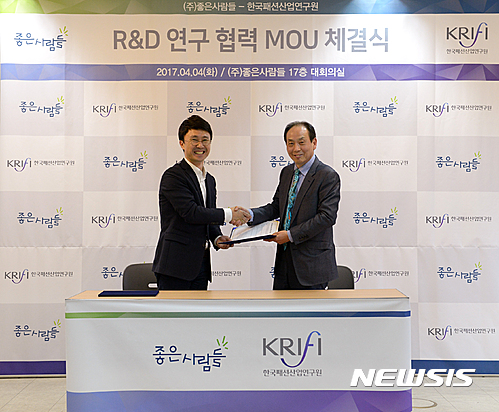 【대구=뉴시스】정창오 기자 = 속옷전문기업 좋은사람들 윤우환(왼쪽)대표와 한국패션산업연구원 백덕현 원장이 4일 서울시 마포구 동교동 좋은사람들 본사에서 스마트웨어 제품 개발과 상용화를 위한 업무협약을 체결한 후 협약서를 교환하며 환하게 웃고 있다. 2017.04.04.(사진=한국패션산업연구원 제공)&nbsp; photo@newsis.com