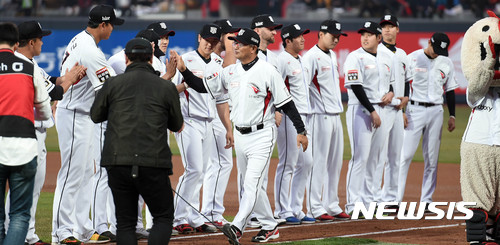 【수원=뉴시스】이정선 기자 = 4일 오후 경기 수원 kt위즈파크에서 열린 KT위즈 홈 개막전 행사에서 kt 김진욱 감독이 선수들과 하이파이브하고 있다. 2017.04.04.&nbsp; ppljs@newsis.com