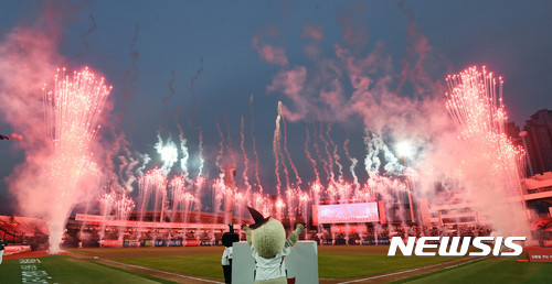 【수원=뉴시스】이정선 기자 = 4일 오후 경기 수원 kt위즈파크에서 열린 KT위즈 홈 개막전 행사에서 개막을 알리는 드론시구와 축포가 진행되고 있다. 2017.04.04.&nbsp; ppljs@newsis.com