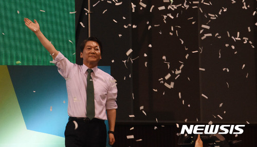 【대전=뉴시스】함형서 기자 = 국민의당 대선주자인 안철수 후보가 4일 오후 대전 중구 한밭체육관에서 열린 국민의당 제19대 대통령후보자 충청권역 경선 순회투표에서 최종승리해 손을 흔들며 기뻐하고 있다. 2017.04.04. foodwork23@newsis.com