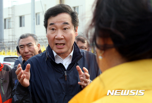 【목포=뉴시스】신대희 기자 = 이낙연 전남지사가 4일 오후 전남 목포시 목포신항을 찾아 세월호 참사 유가족들과 대화를 나누고 있다. 2017.04.04.&nbsp; sdhdream@newsis.com