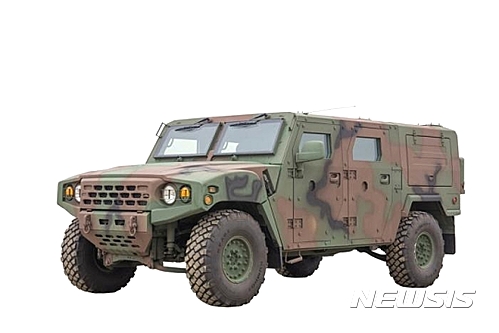 【서울=뉴시스】군용 레토나를 대체해 올해 하반기부터 야전부대에 작전배치 될 신형전술차량(KM1). 지난 1월부터 육군 12사단, 해병 2사단 등 야전부대에 야전운용시험을 벌이고 있다. 2017.04.05. (사진=방위사업청 제공) photo@newsis.com