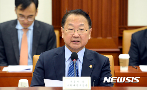 【서울=뉴시스】권현구 기자 = 유일호 경제부총리 겸 기획재정부 장관이 5일 오전 서울 종로구 정부서울청사에서 열린 경제관계장관회의에 참석해 모두발언을 하고 있다. 2017.04.05.&nbsp; stoweon@newsis.com