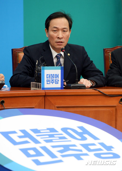 【서울=뉴시스】이영환 기자 = 5일 오전 서울 여의도 국회 더불어민주당 당대표실에서 열린 최고위원회의에서 우상호 원내대표가 모두발언 하고 있다. 2017.04.05. 20hwan@newsis.com