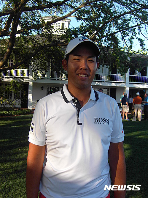 【오거스타(미국 조지아주)】김경수 통신원 = 2017마스터스 골프 토너먼트에 출전하는 안병훈(CJ대한통운)이 4일(현지시간) 오거스타 내셔널GC 클럽하우스 앞에서 기념촬영을 하고 있다. 2017.04.04.