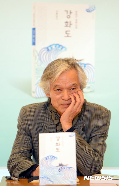 【서울=뉴시스】강종민 기자 = 한국의 대표 사회학자 송호근 서울대 교수가 창작소설 '강화도'를 출간했다. 5일 오전 서울 인사동 신영기금회관에서 소설의 내용와 집필 과정 등을 설명하고 있다. 2017.04.05. ppkjm@newsis.com