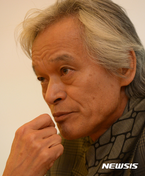 【서울=뉴시스】강종민 기자 = 한국의 대표 사회학자 송호근 서울대 교수가 창작소설 '강화도'를 출간했다. 5일 오전 서울 인사동 신영기금회관에서 소설의 내용와 집필 과정 등을 설명하고 있다. 2017.04.05. ppkjm@newsis.com