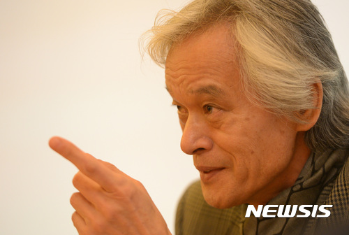 【서울=뉴시스】강종민 기자 = 한국의 대표 사회학자 송호근 서울대 교수가 창작소설 '강화도'를 출간했다. 5일 오전 서울 인사동 신영기금회관에서 소설의 내용와 집필 과정 등을 설명하고 있다. 2017.04.05. ppkjm@newsis.com