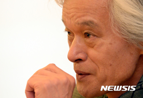 【서울=뉴시스】강종민 기자 = 한국의 대표 사회학자 송호근 서울대 교수가 창작소설 '강화도'를 출간했다. 5일 오전 서울 인사동 신영기금회관에서 소설의 내용와 집필 과정 등을 설명하고 있다. 2017.04.05. ppkjm@newsis.com