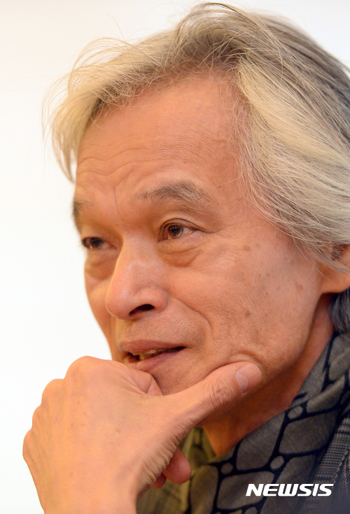 【서울=뉴시스】강종민 기자 = 한국의 대표 사회학자 송호근 서울대 교수가 창작소설 '강화도'를 출간했다. 5일 오전 서울 인사동 신영기금회관에서 소설의 내용와 집필 과정 등을 설명하고 있다. 2017.04.05. ppkjm@newsis.com