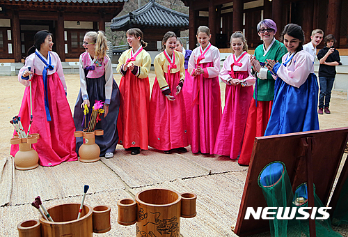 【대구=뉴시스】박준 기자 = 대구시 달서구 용산중학교와 2014년부터 자매결연을 맺은 미국 오리건주 애씨크릭(Athey Creek) 중학교의 학생 30명이 대구를 방문했다. 이들은 5일 병암서원에 마련된 '글로벌 청소년 한국 전통 문화체험'에 참석했다. 애씨크릭 여학생들이 우리나라 전통놀이인 투호를 하고 있다. 2017.04.05&nbsp;&nbsp; june@newsis.com 