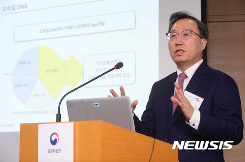 【서울=뉴시스】전신 기자 = 5일 서울 종로구 정부서울청사에서 열린 카카오뱅크 본인가 관련 브리핑에서 윤호영 카카오뱅크 공동대표가 은행설립 추진경과에 대해 발표하고 있다. 2017.04.05.&nbsp; photo1006@newsis.com
