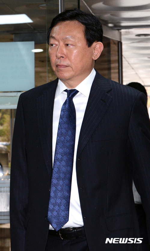 【서울=뉴시스】김선웅 기자 = 신동빈 롯데그룹 회장이 5일 서울 서초구 서울중앙지방법원에서 열린 롯데그룹 경영비리 3차 공판에 출석하고 있다. 2017.04.05.&nbsp; mangusta@newsis.com
