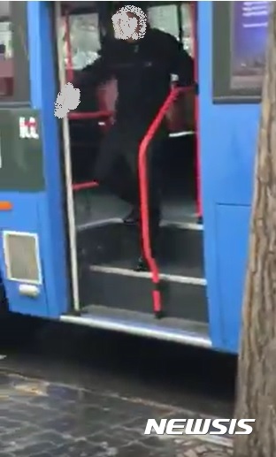 【서울=뉴시스】김현섭 기자 = 서울 서대문경찰서는 버스 승객들에게 촛불집회 참석 여부를 물어보며 흉기를 휘두른 이모(57)씨를 검거했다고 5일 밝혔다. 이씨가 대피한 승객들을 따라 버스에서 내리고 있는 모습. 현장에 있던 한 승객이 촬영해 SNS에 올린 영상이다. 2017.04.05. afero@newsis.com