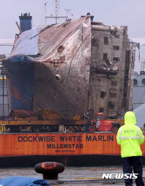 【목포=뉴시스】류형근 기자=세월호 선체를 육상에 거치하는 작업이 초읽기에 들어간 5일 오전 전남 목포신항만에서 세월호가 모듈 트랜스포터를 이용한 육상거치를 위해 방향을 바꿔 재접안하고 있다. 2017.04.05. photo@newsis.com
