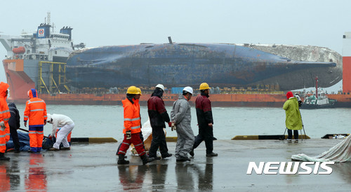 【목포=뉴시스】류형근 기자=세월호 선체를 육상에 거치하는 작업이 초읽기에 들어간 5일 오전 전남 목포신항만에서 세월호가 모듈 트랜스포터를 이용한 육상거치를 위해 방향을 바꿔 재접안하고 있다. 2017.04.05. photo@newsis.com