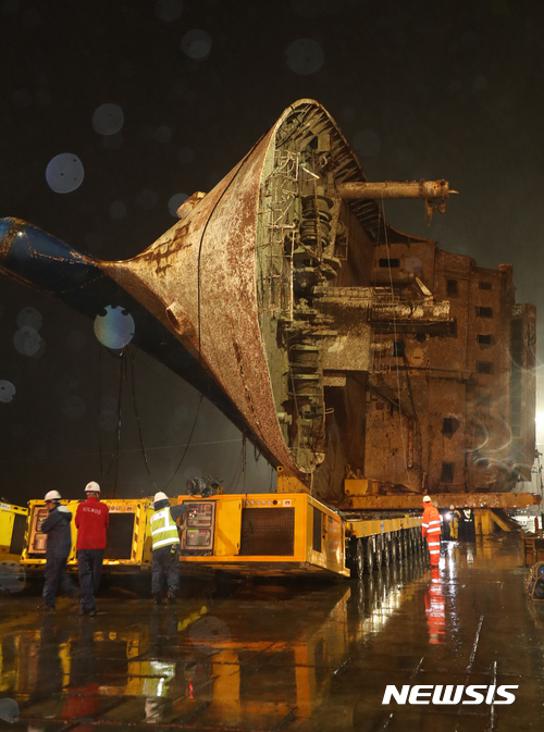 【목포=뉴시스】류형근 기자 = 5일 오후 전남 목포시 목포신항에서 반잠수선에 선적돼 있는 세월호를 육상으로 옮기기 위한 모듈 트랜스포터 테스트 작업이 이뤄지고 있다. 2017.04.05.&nbsp; hgryu77@newsis.com