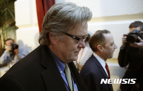 【워싱턴=AP/뉴시스】도널드 트럼프 미국 대통령이 백악관 수석 전략가 스티븐 배넌을 국가안보회의(NSC)에서 배제했다. 연방정부 관보에 5일(현지시간) 실린 NSC 구성 관련 공지문에 배넌이 국가안보 우선과제를 논의하기 위해 모이는 NSC의 명단에 빠졌다 배넌이 지난 3월23일 워싱턴에 있는 의사당에서 걸어가는 모습. 2017.04.06