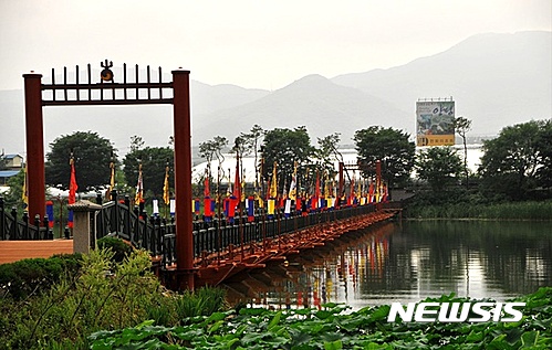 【양평=뉴시스】문영일 기자 = 경기 양평군 두물머리 세미원(대표이사 기노준)은 문화체육관광부와 한국관광공사가 주관하는 2017 열린 관광지&nbsp; 공모사업 대상 관광지로 선정됐다고 6일 밝혔다. 사진은 지난해 7월 세미원 모습. 2017.04.06. (세미원 제공)&nbsp;&nbsp; photo@newsis.com