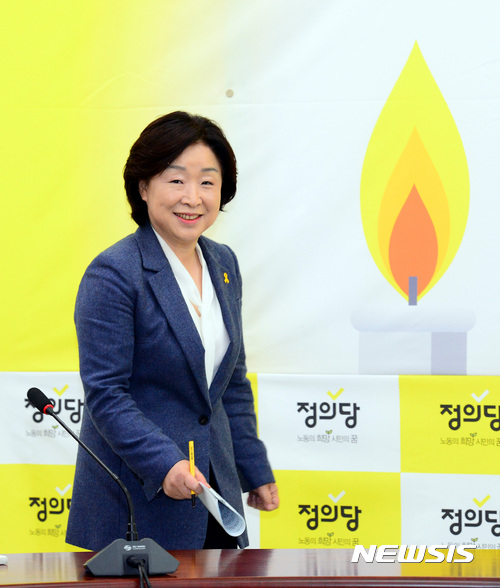 【서울=뉴시스】박영태 기자 = 심상정 정의당 대선후보가 6일 오전 서울 영등포구 여의도 국회에서 진행된 기자간담회에 입장하고 있다. 2017.04.06. since1999@newsis.com