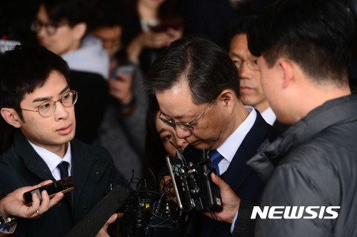 【서울=뉴시스】추상철 기자 = 우병우 전 청와대 민정수석이 6일 오전 검찰 소환조사를 받기 위해 서울 서초구 서울중앙지방검찰청으로 들어서고 있다.&nbsp; '박근혜-최순실' 게이트에 연루된 의혹이 있는 우 전 수석은 지난해 11월 검찰, 지난 2월 특검 조사에 이어 세 번째 소환 조사를 받는다. 2017.04.06.&nbsp; scchoo@newsis.com