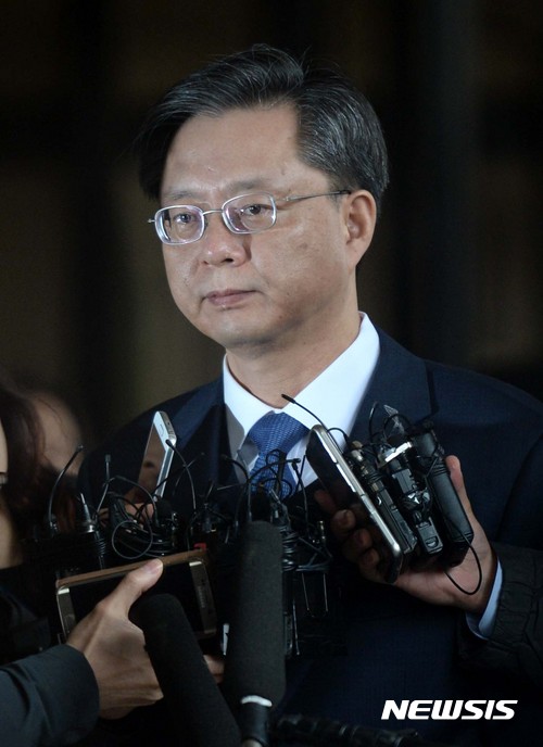 【서울=뉴시스】고범준 기자 = 우병우 전 청와대 민정수석이 피의자 신분으로 조사를 받기 위해 6일 오전 서울 서초구 서울중앙지방검찰청으로 들어서고 있다. 2017.04.06.&nbsp; bjko@newsis.com