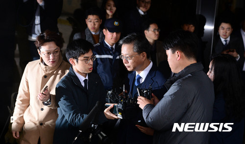 【서울=뉴시스】추상철 기자 = 우병우 전 청와대 민정수석이 6일 오전 검찰 소환조사를 받기 위해 서울 서초구 서울중앙지방검찰청으로 들어서고 있다.&nbsp; '박근혜-최순실' 게이트에 연루된 의혹이 있는 우 전 수석은 지난해 11월 검찰, 지난 2월 특검 조사에 이어 세 번째 소환 조사를 받는다. 2017.04.06.&nbsp; scchoo@newsis.com 