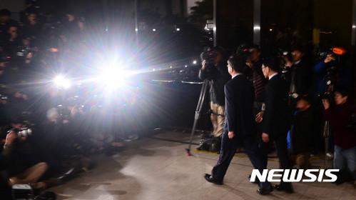 【서울=뉴시스】추상철 기자 = 우병우 전 청와대 민정수석이 6일 오전 검찰 소환조사를 받기 위해 서울 서초구 서울중앙지방검찰청으로 들어서고 있다.&nbsp; '박근혜-최순실' 게이트에 연루된 의혹이 있는 우 전 수석은 지난해 11월 검찰, 지난 2월 특검 조사에 이어 세 번째 소환 조사를 받는다. 2017.04.06.&nbsp; scchoo@newsis.com 