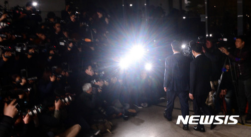 【서울=뉴시스】추상철 기자 = 우병우 전 청와대 민정수석이 6일 오전 검찰 소환조사를 받기 위해 서울 서초구 서울중앙지방검찰청으로 들어서고 있다.&nbsp; '박근혜-최순실' 게이트에 연루된 의혹이 있는 우 전 수석은 지난해 11월 검찰, 지난 2월 특검 조사에 이어 세 번째 소환 조사를 받는다. 2017.04.06.&nbsp; scchoo@newsis.com