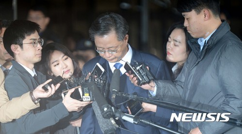 【서울=뉴시스】고범준 기자 = 우병우 전 청와대 민정수석이 피의자 신분으로 조사를 받기 위해 6일 오전 서울 서초구 서울중앙지방검찰청으로 들어서고 있다. 2017.04.06.&nbsp; bjko@newsis.com