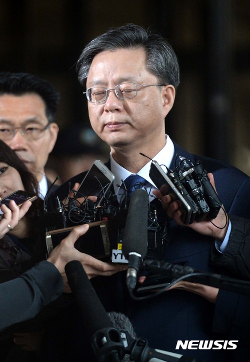 【서울=뉴시스】고범준 기자 = 우병우 전 청와대 민정수석이 피의자 신분으로 조사를 받기 위해 6일 오전 서울 서초구 서울중앙지방검찰청으로 들어서며 취재진 질문에 답변, 눈을 감고 있다. 2017.04.06.&nbsp; bjko@newsis.com